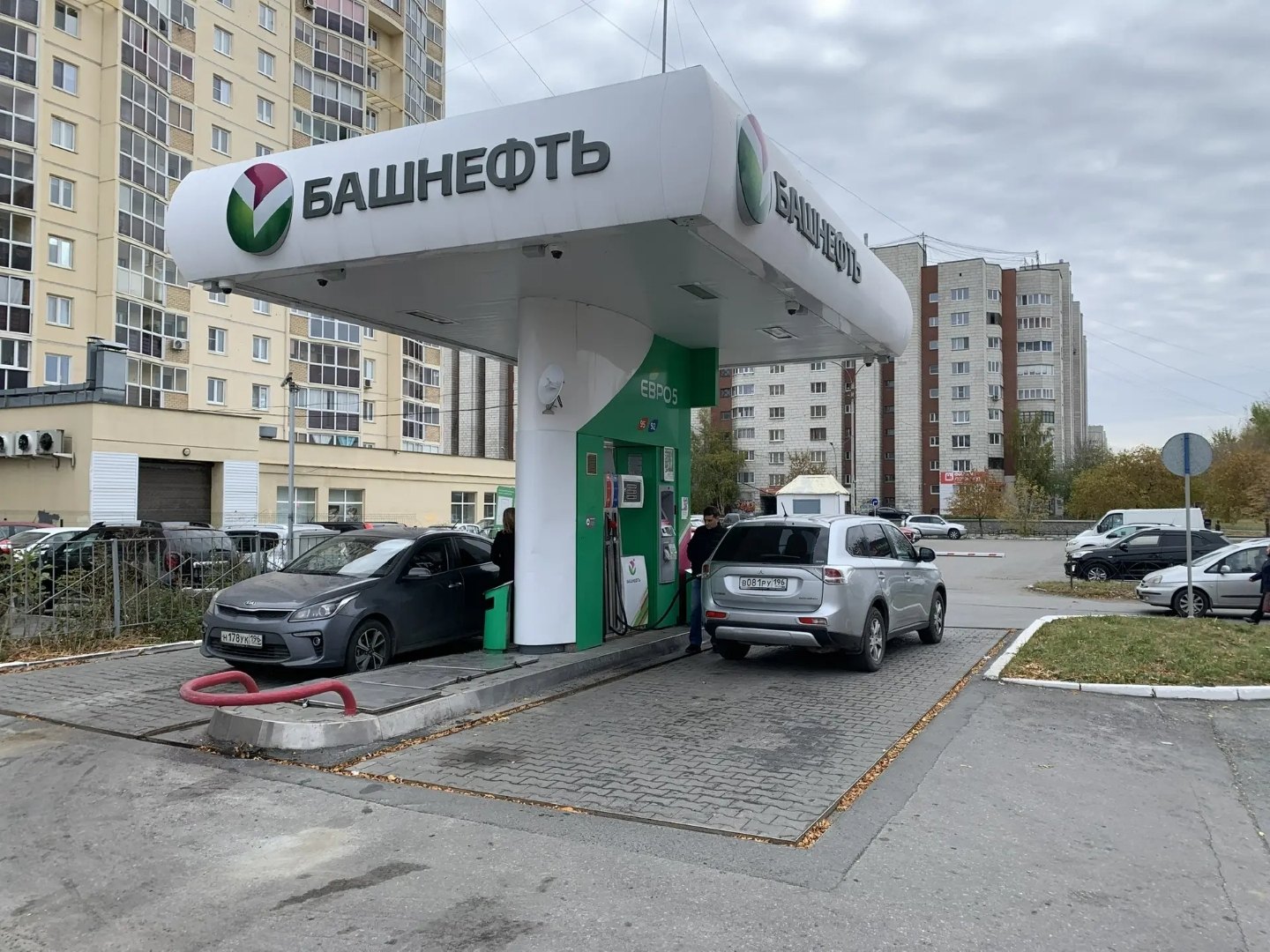 Очередь и автомобили у АЗС