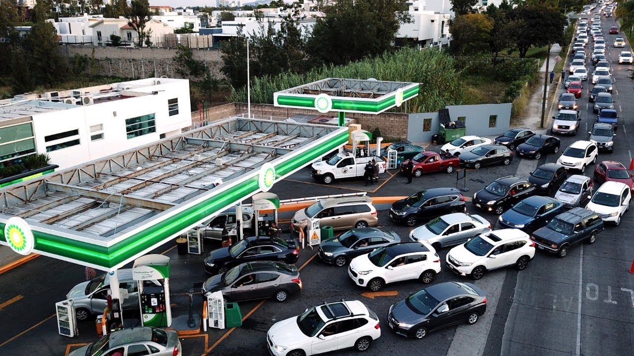Queue and vehicles at a gas station